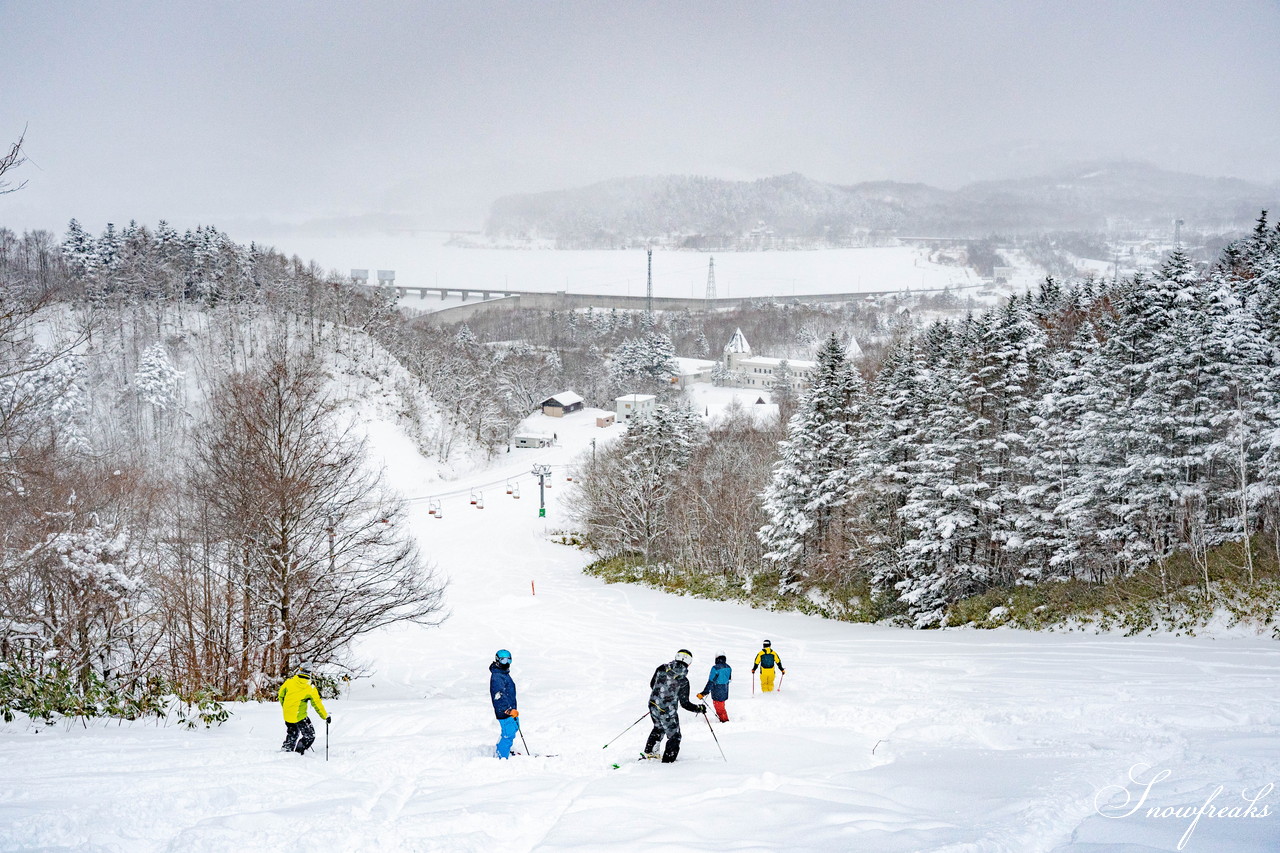 2021年元旦。新しい年の始まりは、道南一の雪質を誇る『今金町ピリカスキー場』から。地元・今金町出身の同級生スキーヤーの皆さんとフォトセッション!(^^)!